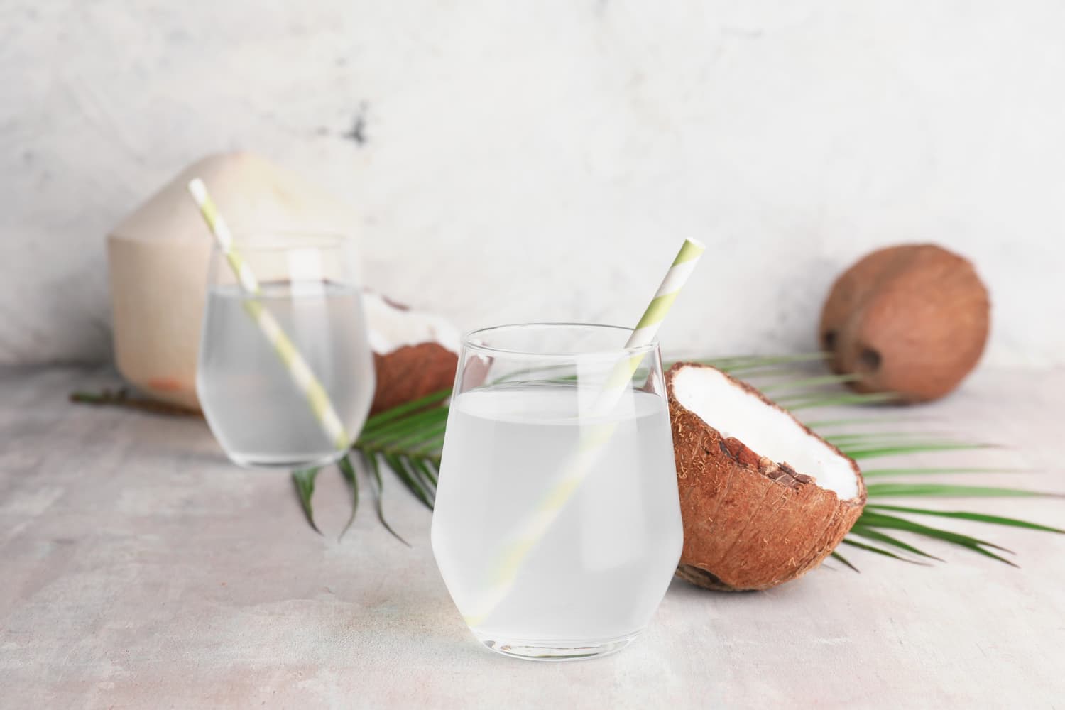 vaso de agua de coco en mesa