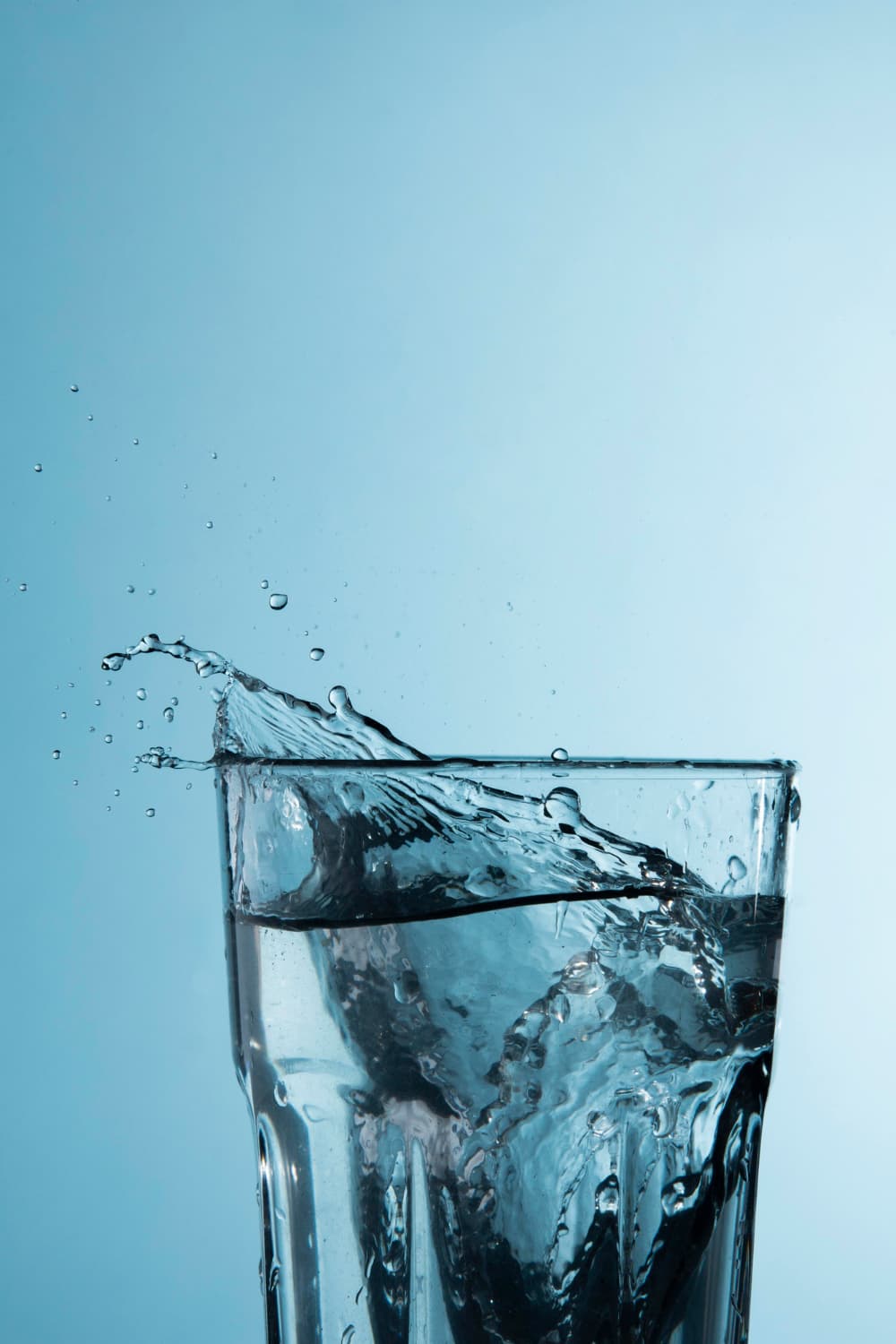 agua mineral en vaso salpicando