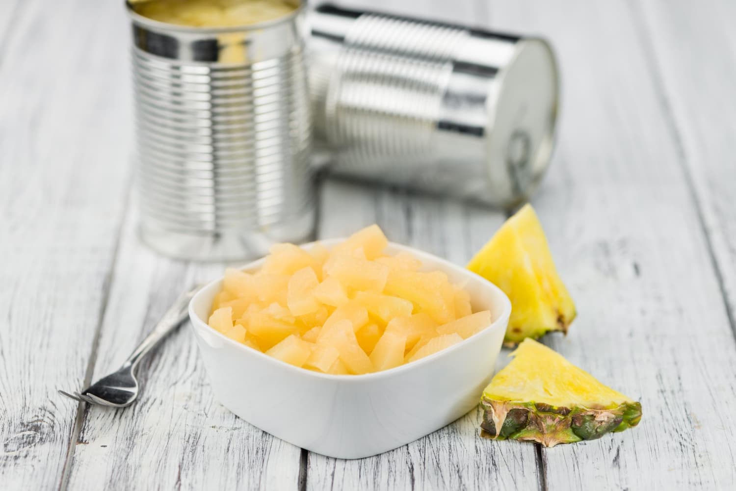 piña en almíbar sobre mesa