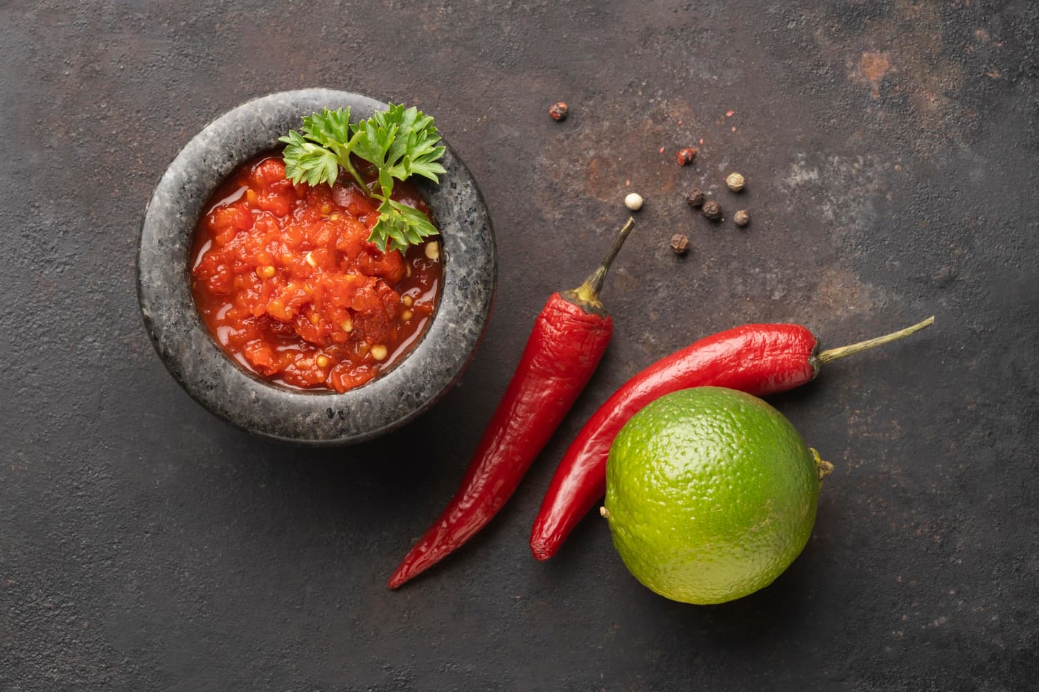 mortero con lima y chili salsa brava
